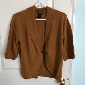 Excellent condition Ann Taylor sweater w/ button